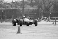 1976-05-09_14_Autocross_Formula_(Carroll_Peterson_Formula_Vee).JPG (276234 bytes)